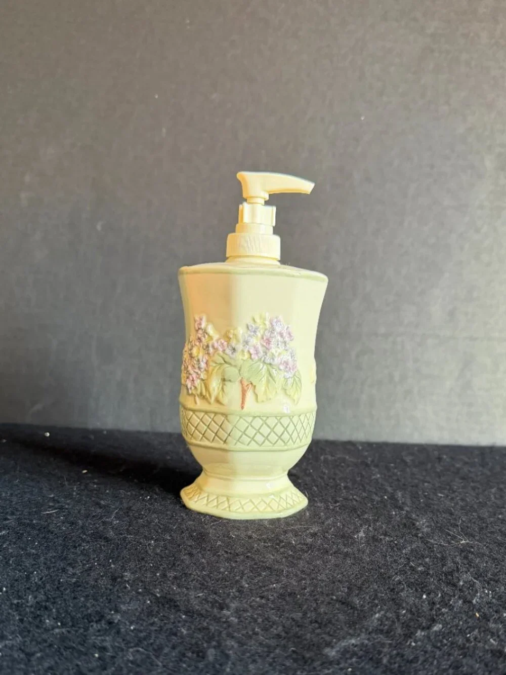 Vintage Ceramic Embossed ‘Lilac’ Bathroom Accessory Set